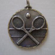 Медаль за победу в турнире по теннису.