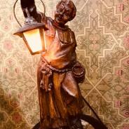 Винтажная лампа с фигурой монаха, держащего фонарь. Западная Европа, начало ХХ века.
